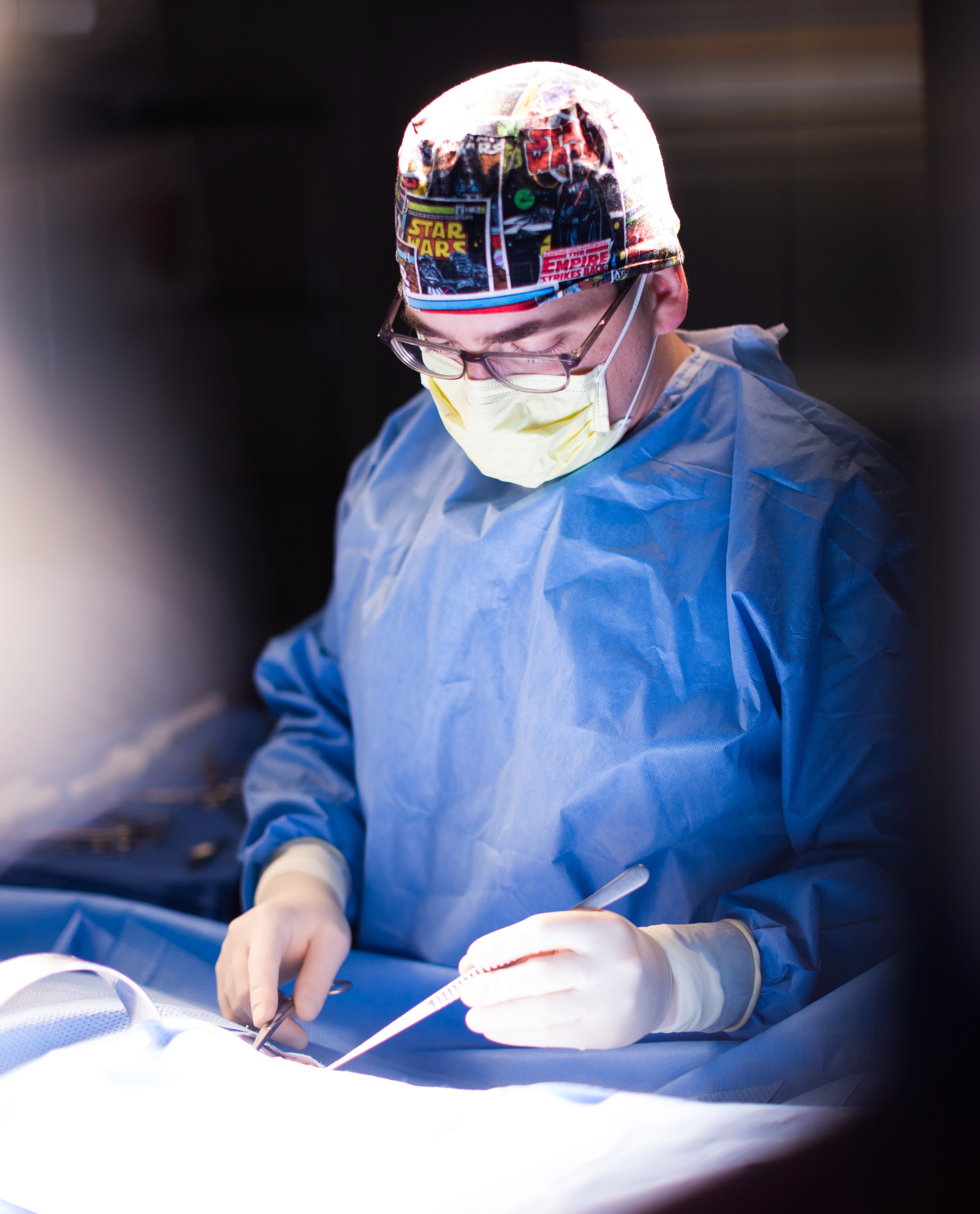 OHSU orthopaedic surgeon Dr. Kenneth Gundle in surgery.